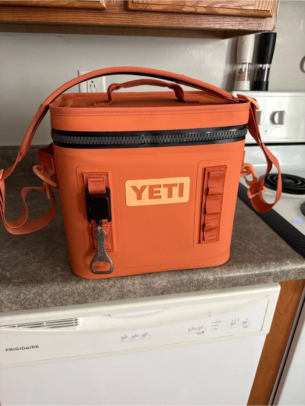 YETI Hopper flip 12 Soft Cooler Bag - high desert clay with bottle opener
